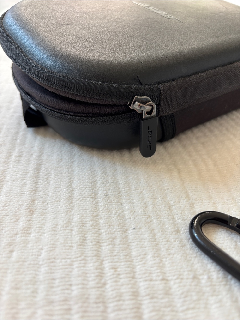 Bose Black Over-Ear Headphones and Earbuds - Picture 7 of 10